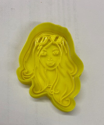 SELLO CORTADOR DE GALLETAS DE PLASTICO 8CM CARA BARBIE